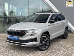 Skoda Karoq - 1.5 TSI ACT Sportline Black Style 150pk Automaat / Panoramadak / Trekhaak / Camera