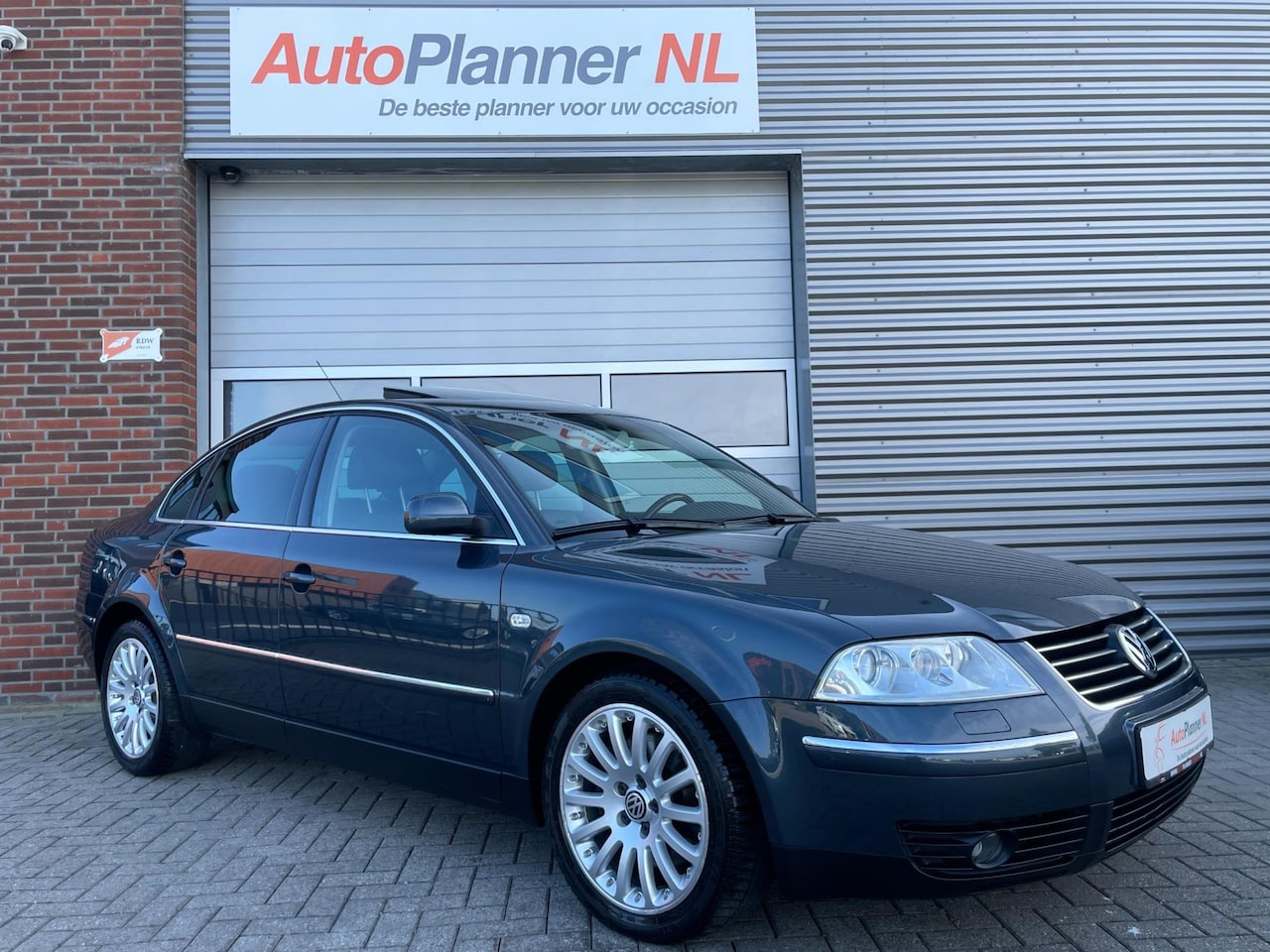 Volkswagen Passat - 2.8 V6 Highline 4Motion! Unieke kmstand! - AutoWereld.nl