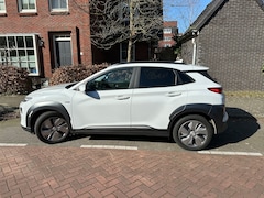 Hyundai Kona - EV Premium 64 kWh electrisch dak, electrisch verstelbare stoelen met verwarming en koeling, incl winter band