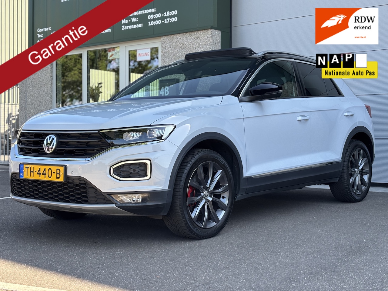Volkswagen T-Roc - 1.5 TSI Sport Nap Carplay Navi Pano Automaat Sfeer - AutoWereld.nl