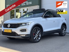 Volkswagen T-Roc - 1.5 TSI Sport Nap Carplay Navi Pano Automaat Sfeer