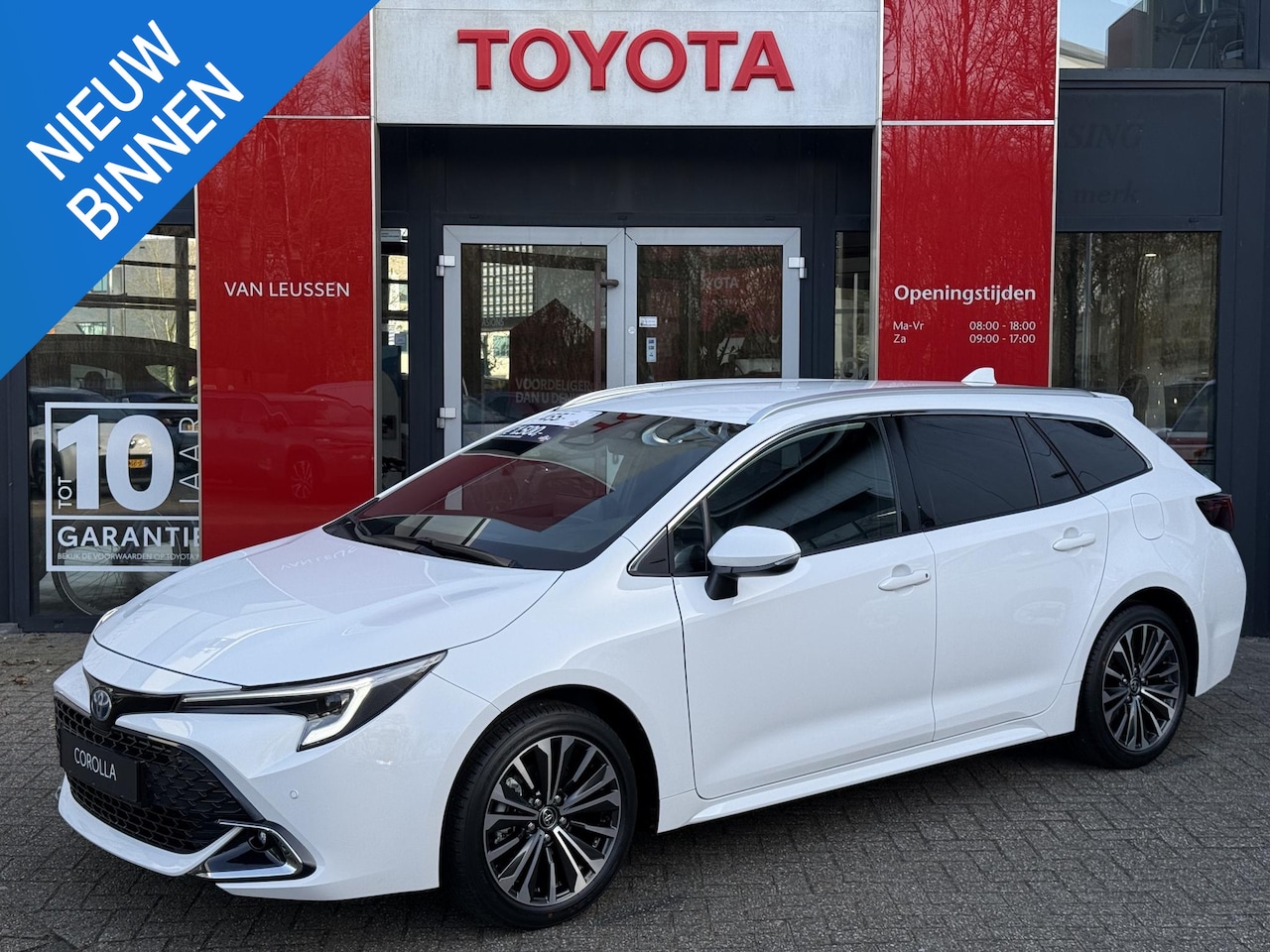Toyota Corolla Touring Sports - Hybrid 140 Business Plus NIEUW DIRECT LEVERBAAR PARK-SENSOREN KEYLESS STOELVERW GETINT GLA - AutoWereld.nl