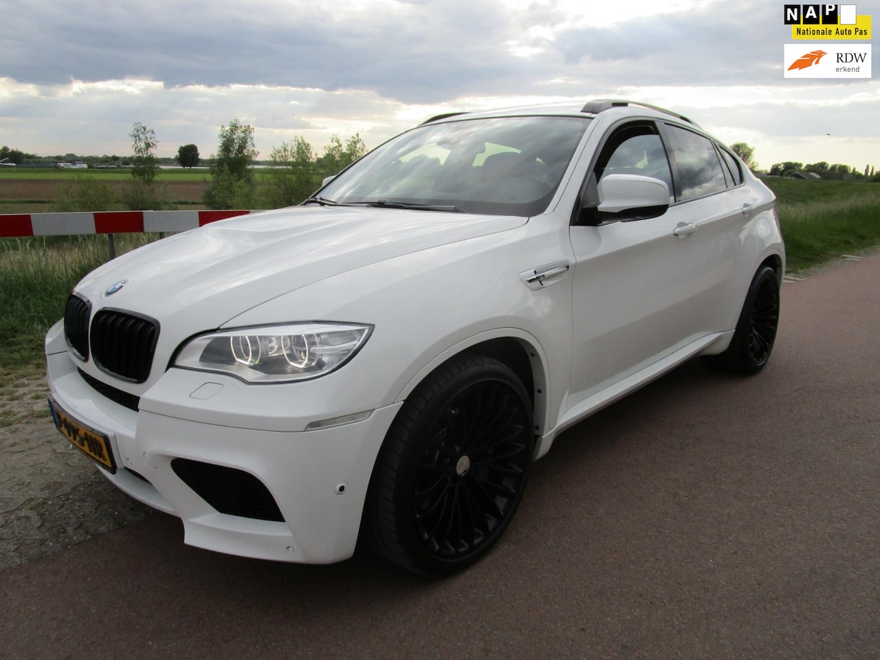 BMW X6 - 4.4i M 555PK nieuwstaat alle opties apk 6-2026 - AutoWereld.nl