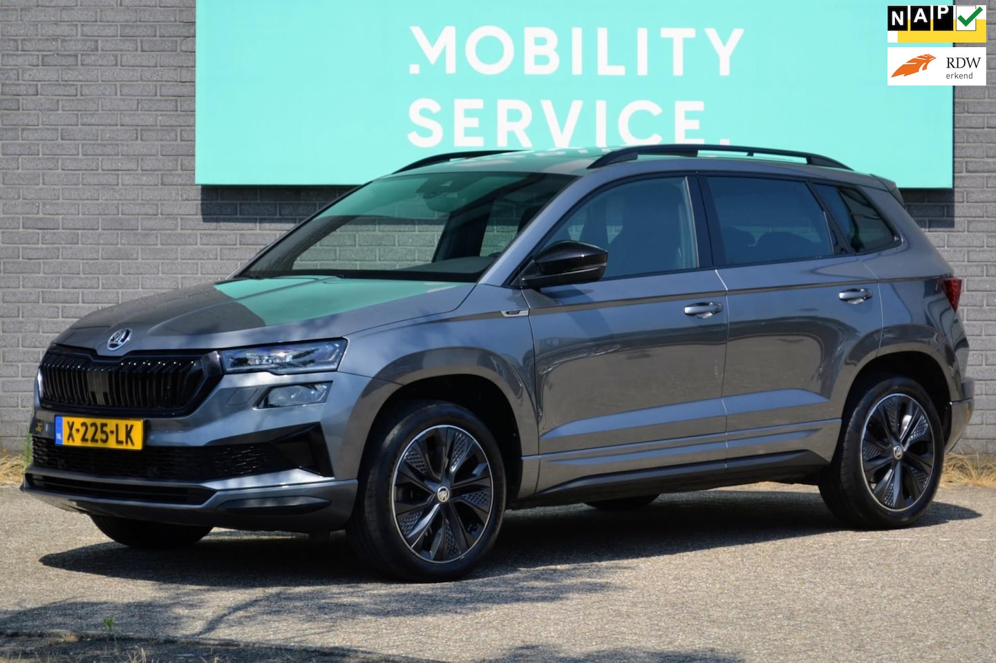 Skoda Karoq - 1.5 TSI ACT Sportline Business Pano Sportstoel CarPlay LED LMV - AutoWereld.nl