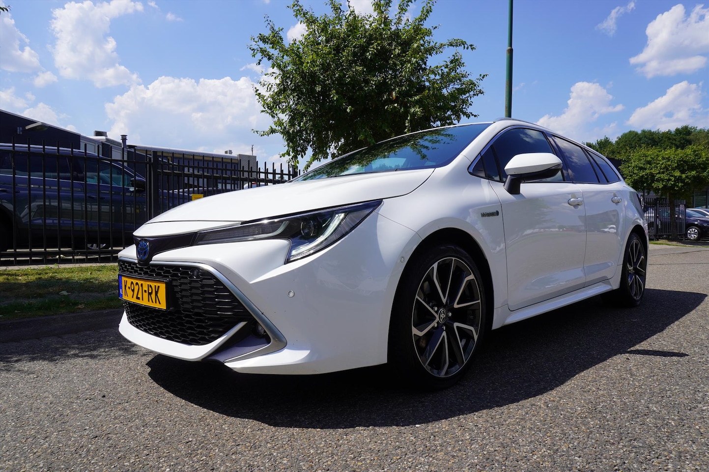 Toyota Corolla Touring Sports - 2.0 Hybrid 184pk CVT Executive 18" LM Sport Apple Carplay - AutoWereld.nl