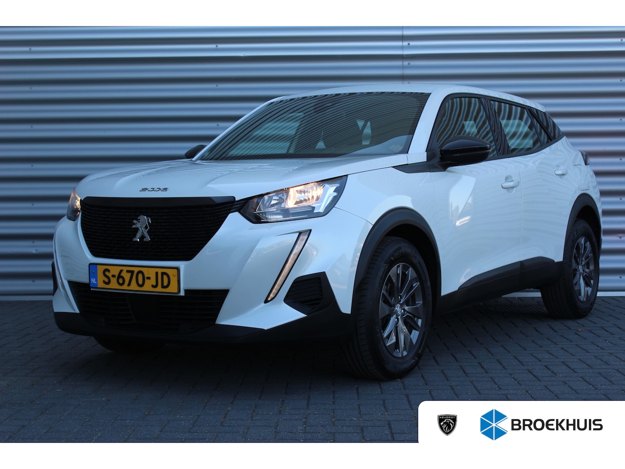 Peugeot 2008 - 1.2 PURETECH 100PK ACTIVE PACK / NAVI / CLIMA / LED / PDC / 16" LMV / PARELMOER / BLUETOOT - AutoWereld.nl