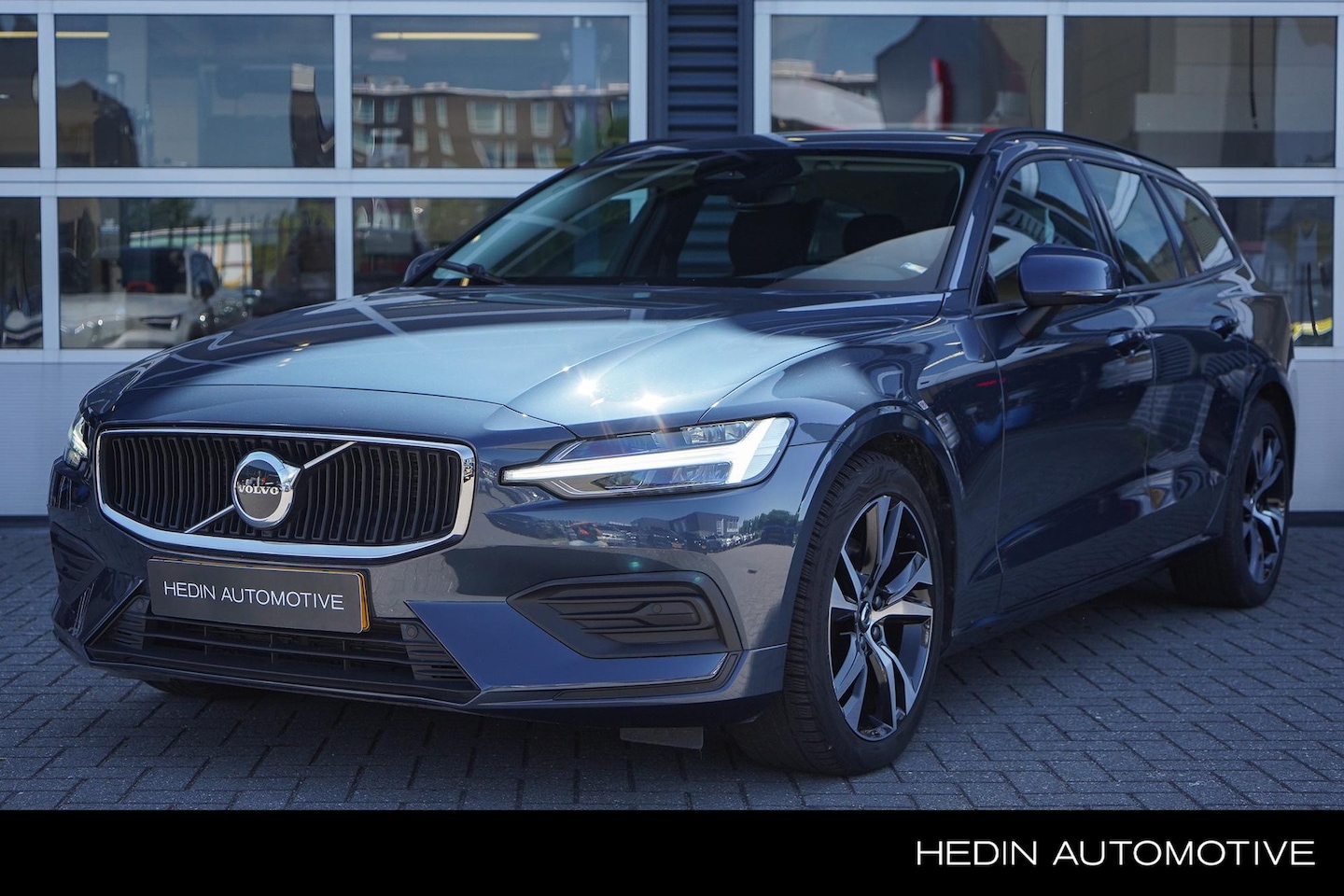 Volvo V60 - 2.0 B3 Essential Edition Trekhaak elektrisch uitklapbaar - AutoWereld.nl