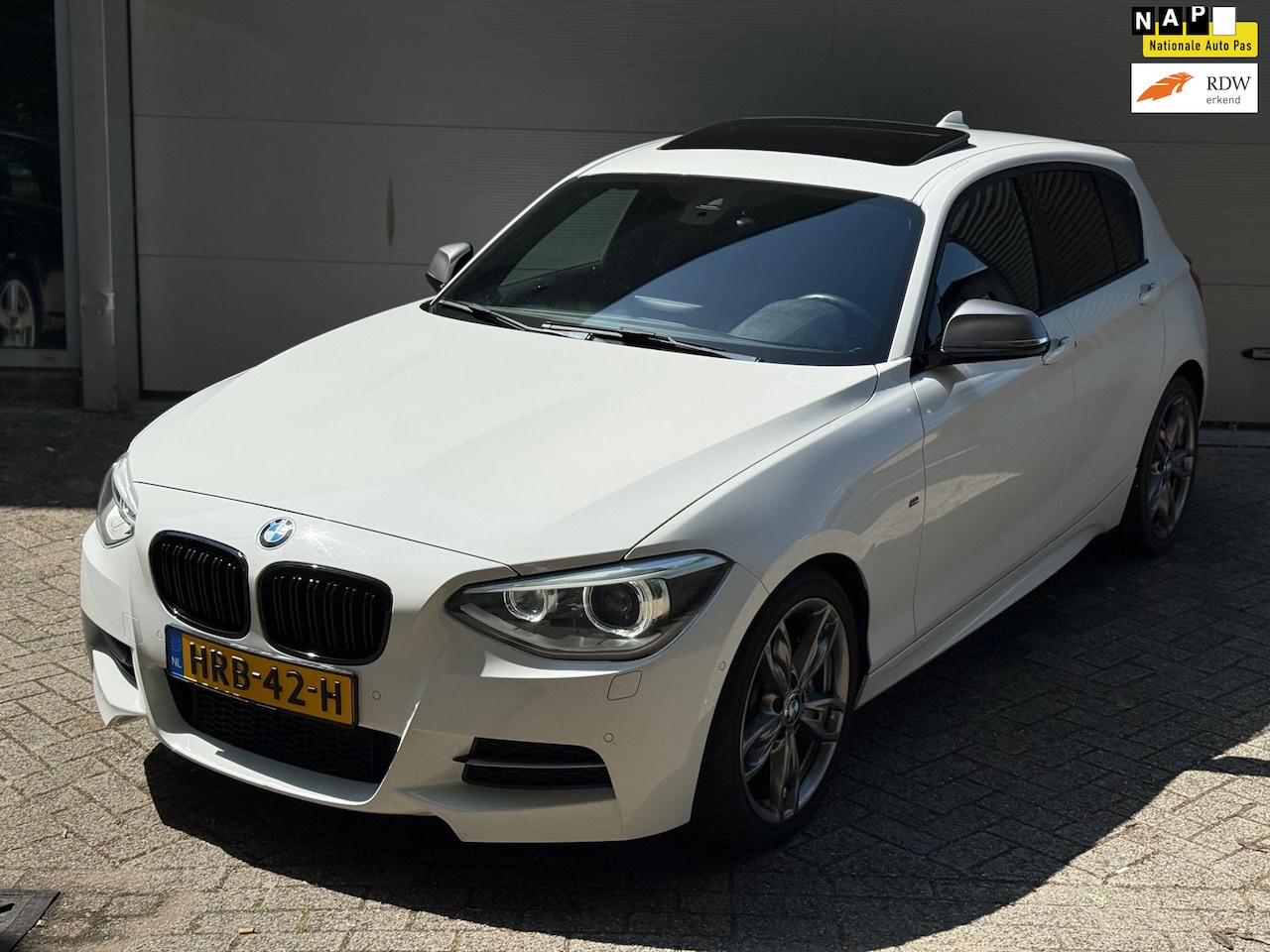 BMW 1-serie - M135i xDrive High Executive l Schuifdak l Volleder l Groot Navi l Bi-Xenon l Winterset l - AutoWereld.nl