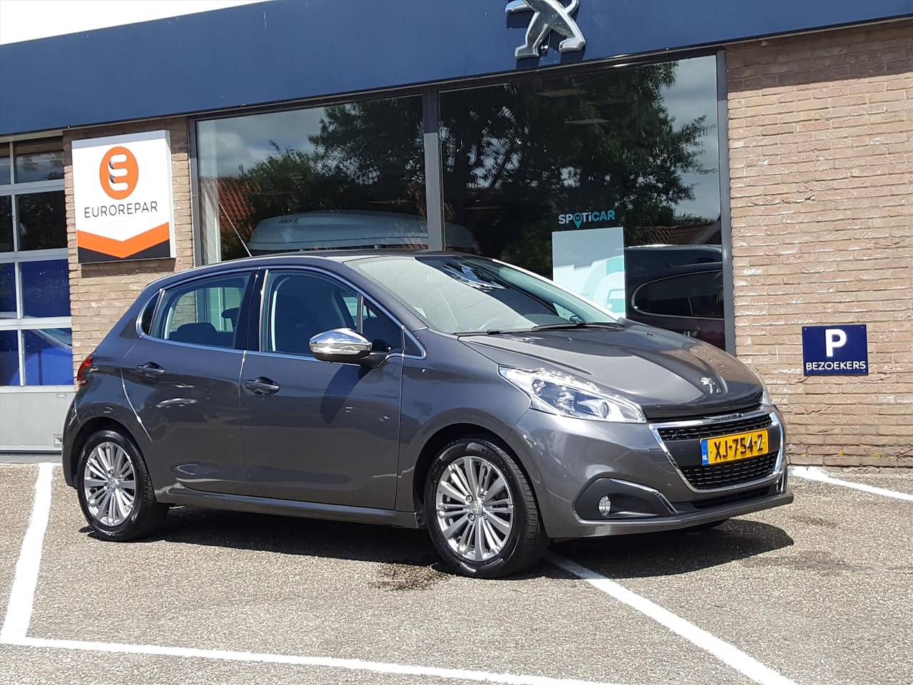 Peugeot 208 - 1.2 Puretech 110pk 5D Allure AUTOMAAT6 Navigatie | TREKHAAK | Apple Carplay & Android Auto - AutoWereld.nl