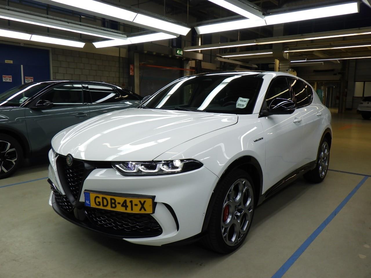 Alfa Romeo Tonale - 1.5T Hybrid Veloce | Achterbank met armsteun en skiluik | Achterspoiler | Achteruitrij ass - AutoWereld.nl