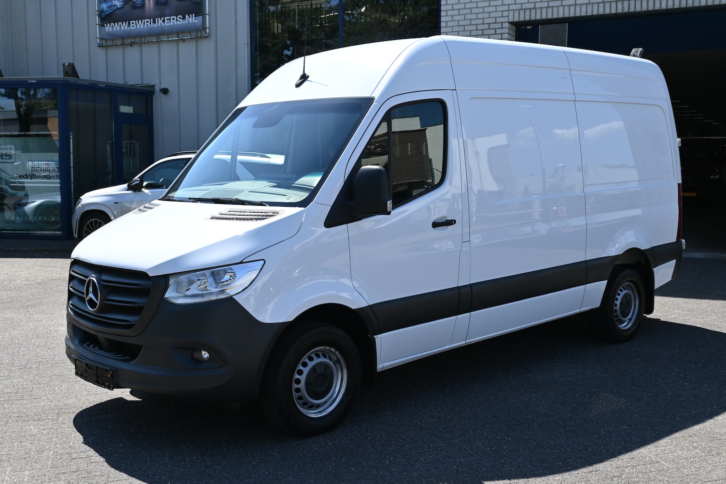 Mercedes-Benz Sprinter - 317 CDI L2H2 2800 kg trekhaak, MBUX navigatie met camera, Geveerde stoelen - AutoWereld.nl
