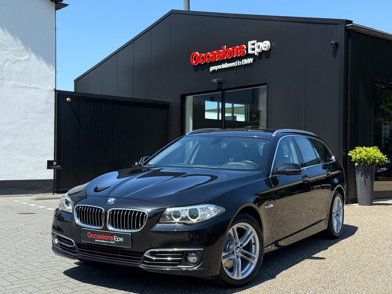 BMW 5-serie Touring - 520i Luxury Line Black Sapphire Metallic - AutoWereld.nl