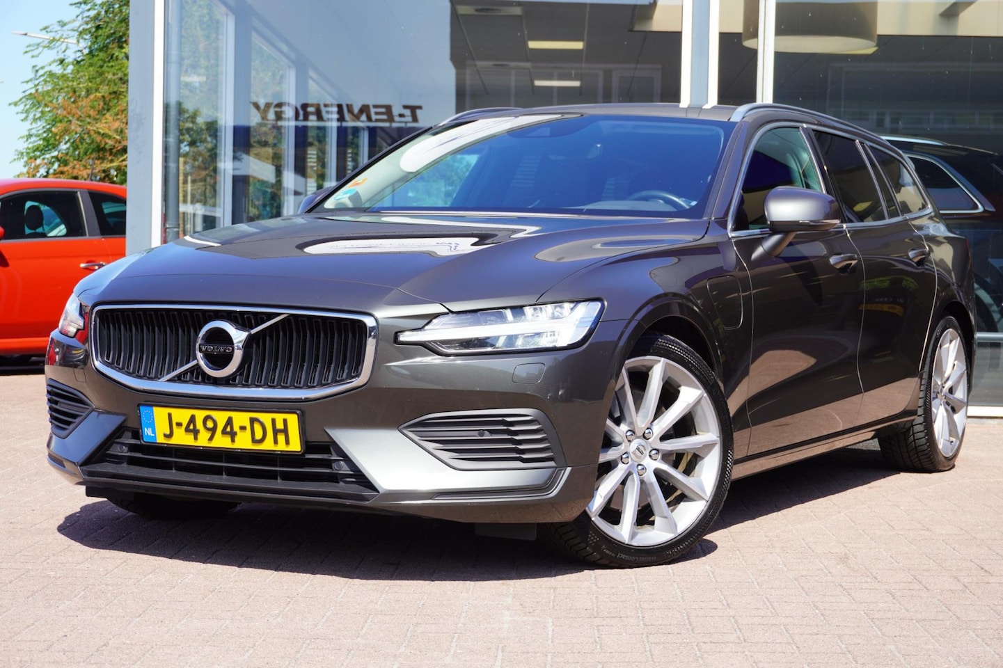 Volvo V60 - 2.0 T6 Twin Engine AWD Inscription 5deurs | Airco | Navigatie | Trekhaak | Elek. Pakket | - AutoWereld.nl
