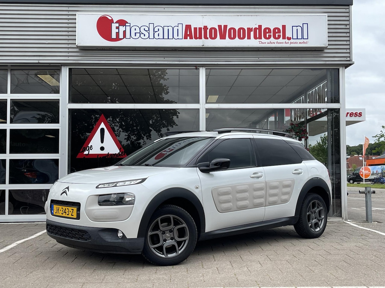 Citroën C4 Cactus - 1.2 PureTech Shine /Automaat/Clima/Cruise/Pano/Navi/ - AutoWereld.nl