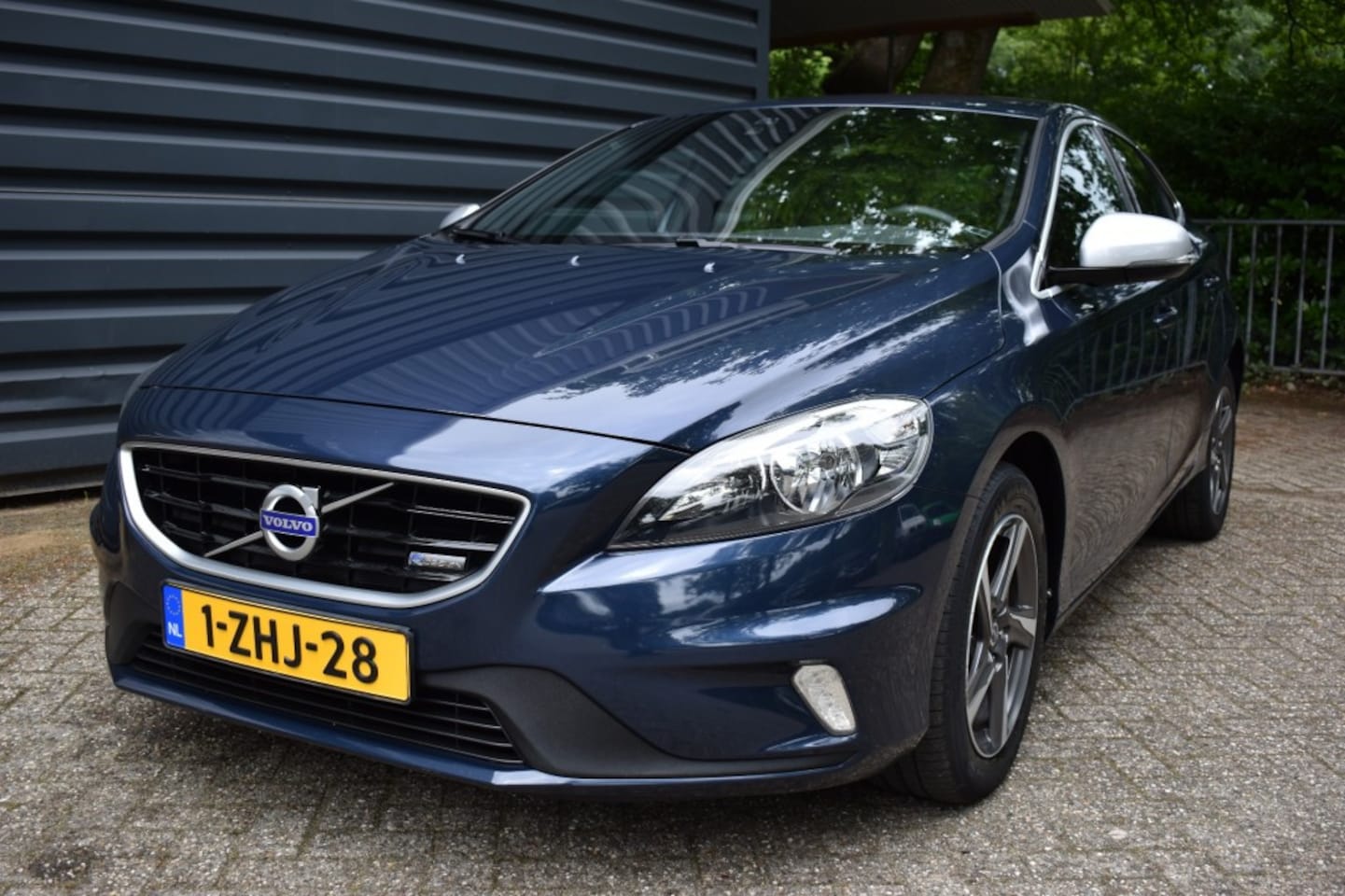 Volvo V40 - 2.0 D4 SUMMUM BNS!!!R-DESIGN!!190PK!!BJ 2014!!LAGE KMSTAND!!10894 EURO!! - AutoWereld.nl