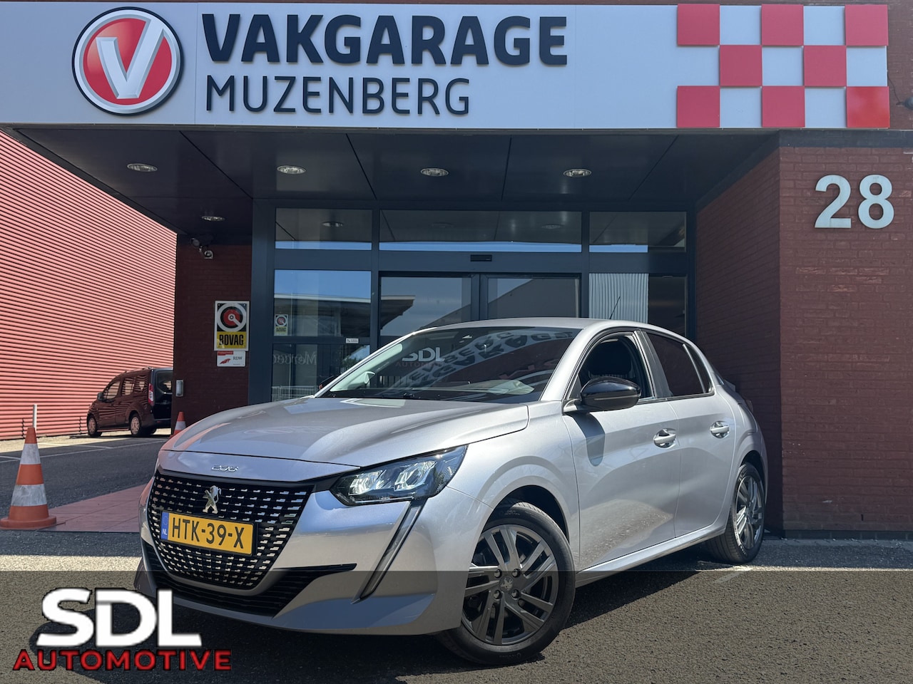 Peugeot 208 - 1.2 PureTech Allure // CRUISE // NAVI // PDC // APPLE CARPLAY - ANDROID AUTO // DAB RADIO - AutoWereld.nl