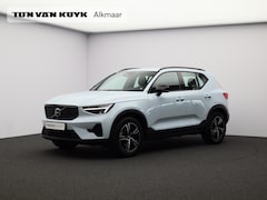 Volvo XC40 - 2.0 B4 Plus Dark / Trekhaak / Elektrische Stoelen / Stoel + Stuurverwarming / Harman Kardo