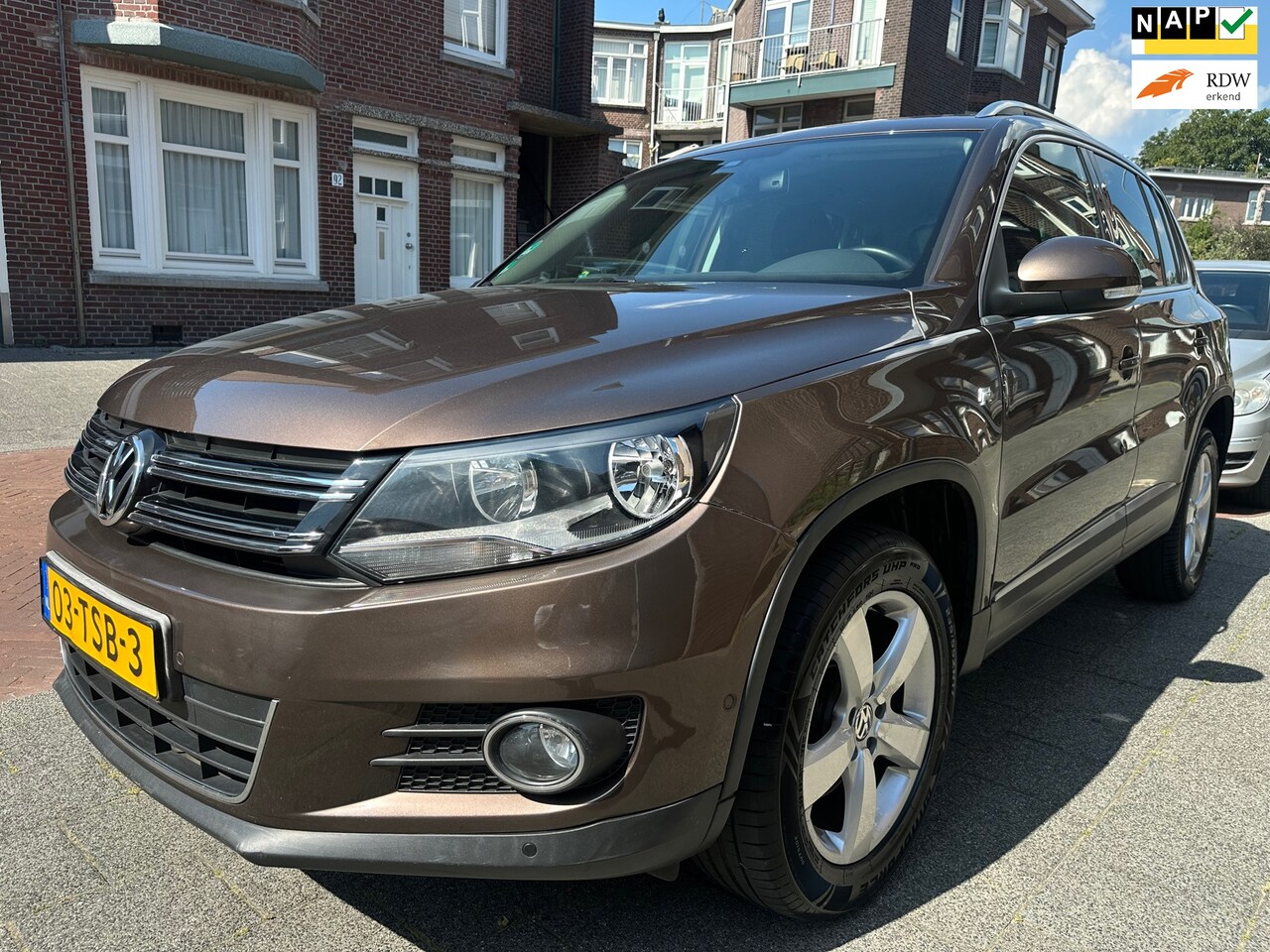 Volkswagen Tiguan - 1.4 TSI Sport&Style Airco Cruise Navigatie ParkeerAssist Trekhaak Nette Auto - AutoWereld.nl