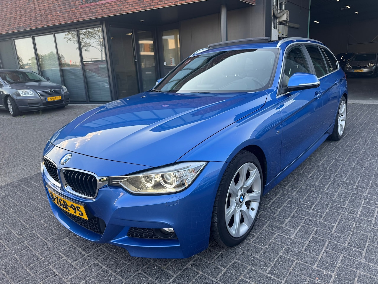 BMW 3-serie Touring - 328i High Executive M PAKKET AUTOMAAT LEDER PANO TREKHAAK - AutoWereld.nl
