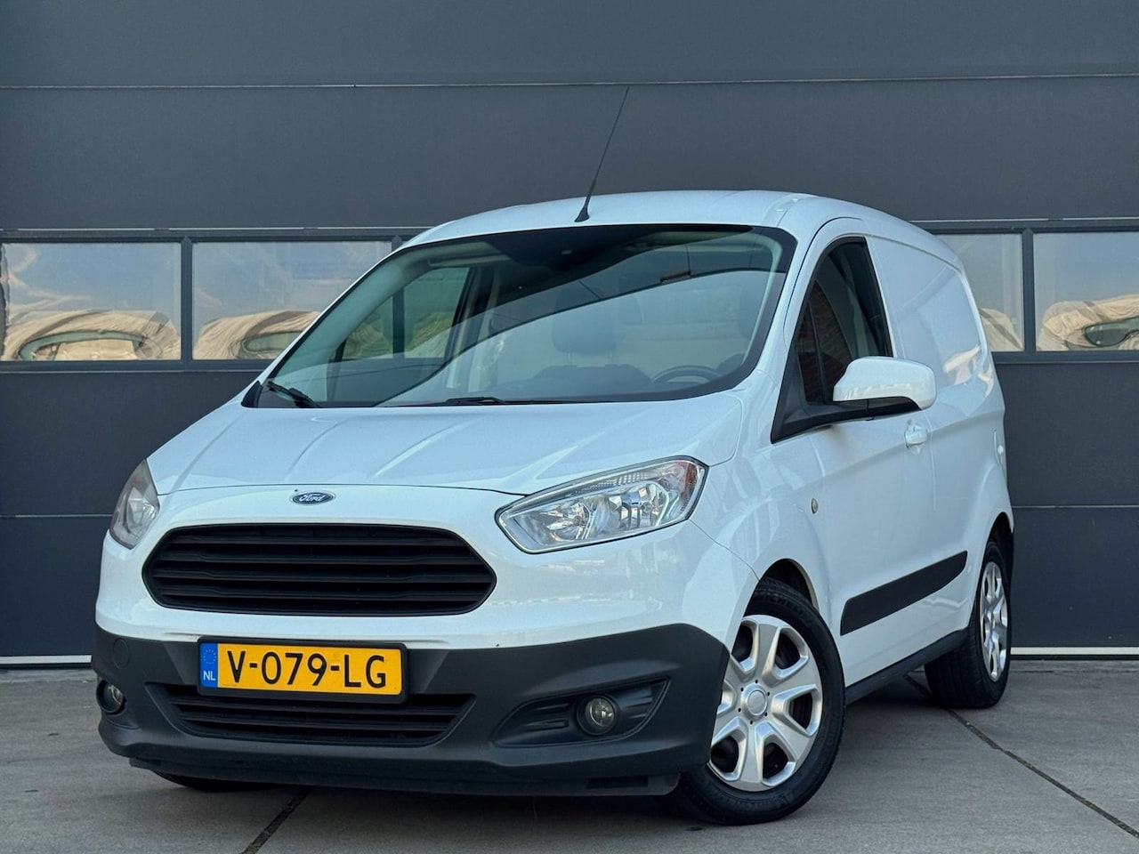 Ford Transit Courier - 1.5 TDCI Trend Airco - Cruise - Pdc - NAP - AutoWereld.nl
