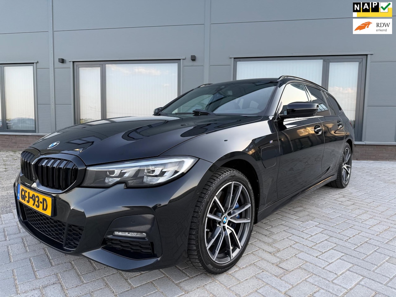 BMW 3-serie Touring - 330e xDrive High Executive / M sport / Harman Kardon / 360 View / Elektrische trekhaak - AutoWereld.nl