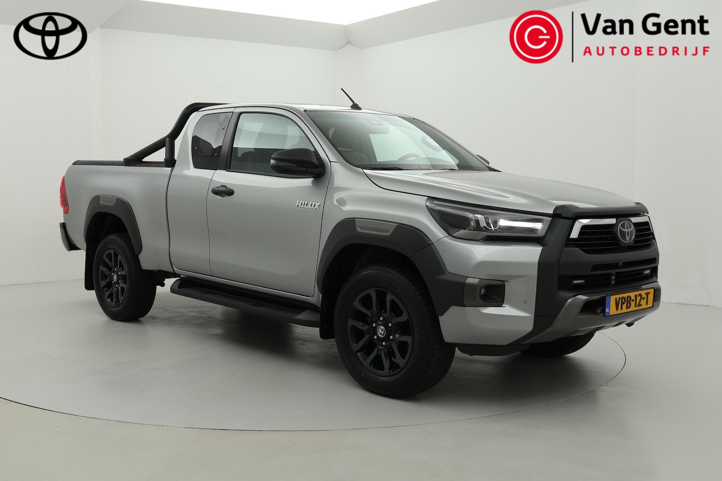 Toyota HiLux - 2.8 D-4D Xtra Cab Invincible | Leder | Trekhaak | Navigatie | Clima | Rollbar | Rollcover - AutoWereld.nl