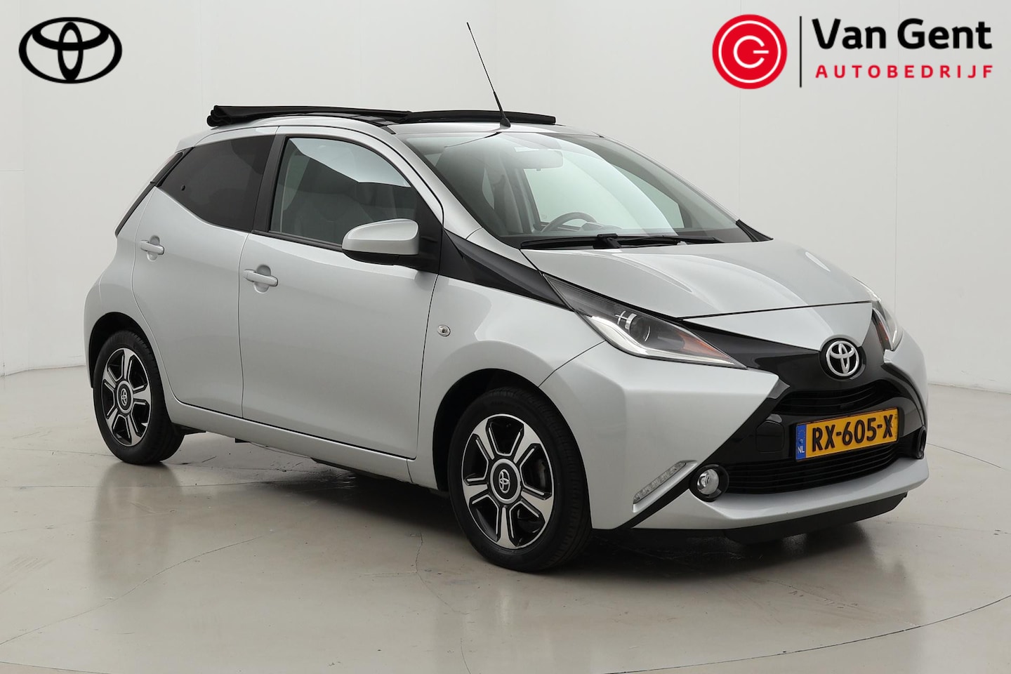 Toyota Aygo - 1.0 VVT-i x-pose | Elektrisch vouwdak | Navigatie | Clima | Camera | 15 inch - AutoWereld.nl