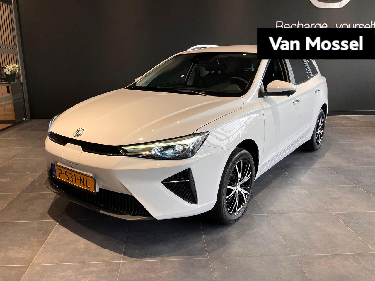 MG MG5 Electric - Standard Range Luxury 50 kWh Eerste eigenaar - Navigatie - 360 Camera - Leder - Carplay - AutoWereld.nl