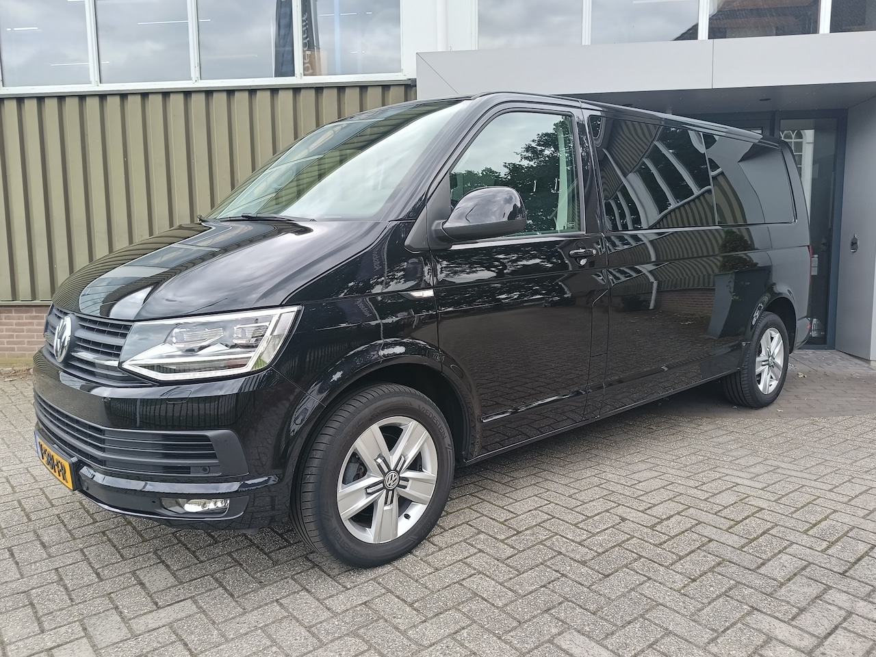 Volkswagen Transporter - 2.0 TDI L2H1 DC Highline | Lengte 2 | Dubbele cabine | Led Verlichting | Airco | Cruis con - AutoWereld.nl