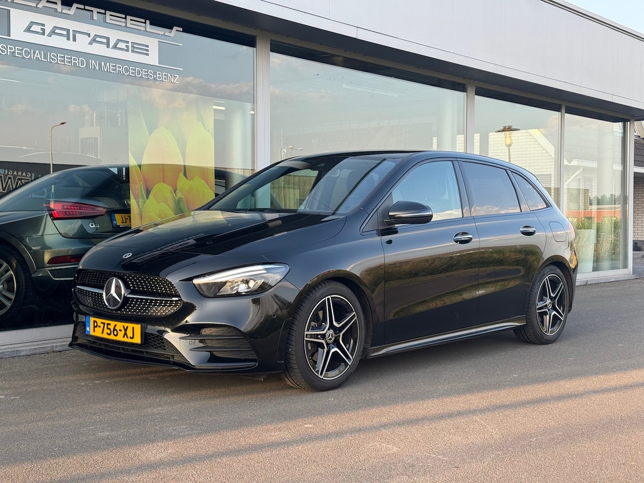 Mercedes-Benz B-klasse - 180 AMG Night pakket / automaat/ trekhaak / achteruitrijcamera - AutoWereld.nl