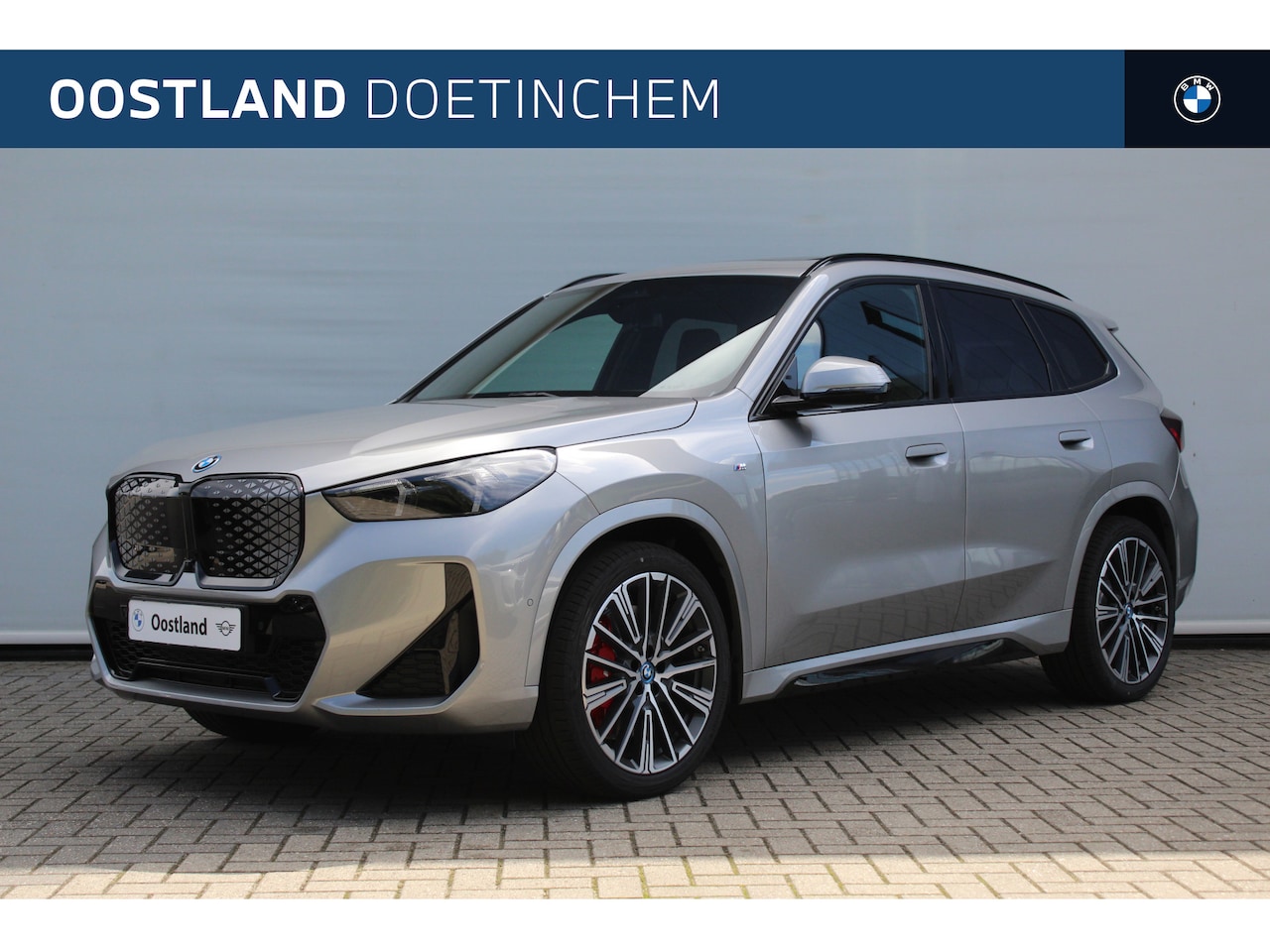 BMW iX1 - xDrive30 High Executive M Sport / Panoramadak / Trekhaak / Sportstoelen / M Adaptief onder - AutoWereld.nl