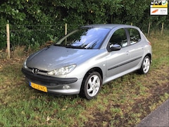 Peugeot 206 - 1.4 Gentry met automatische airco en NAP/trekhaak, nieuwe APK