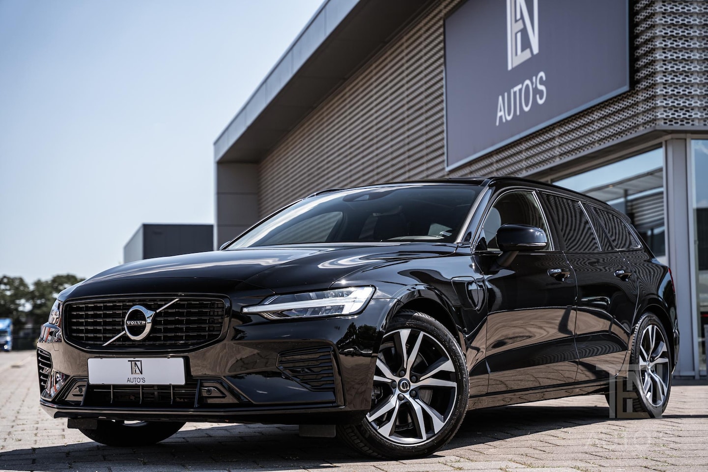 Volvo V60 - T8 Recharge AWD R-Design Harman/Kardon | Keyless | Panodak | Stoelventilatie | Trekhaak - AutoWereld.nl