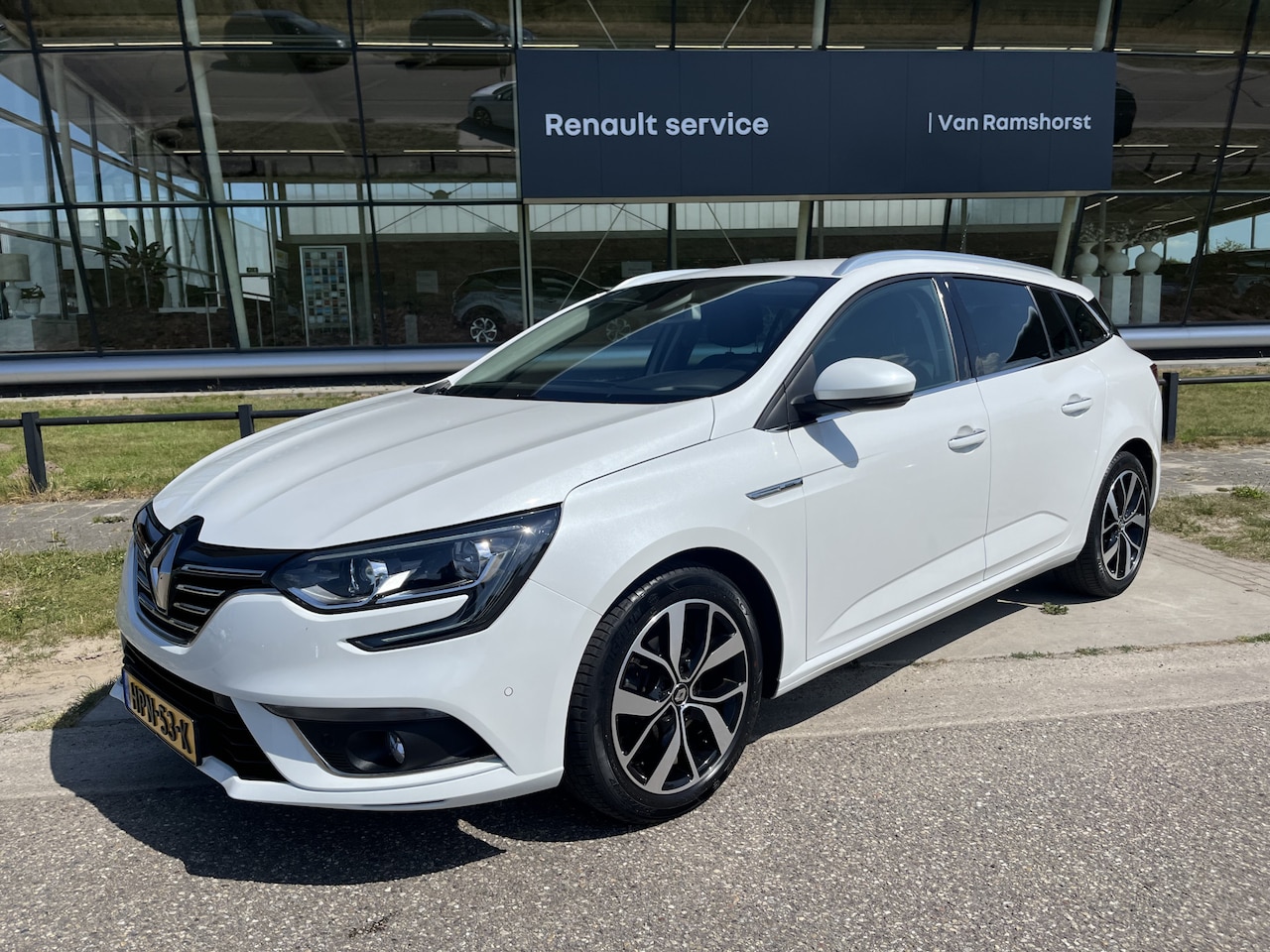 Renault Mégane Estate - 1.3 TCe 140 PK Bose /Dealer onderhouden/ Stoelverw. / Camera / Keyless / PDC V+A / Climate - AutoWereld.nl