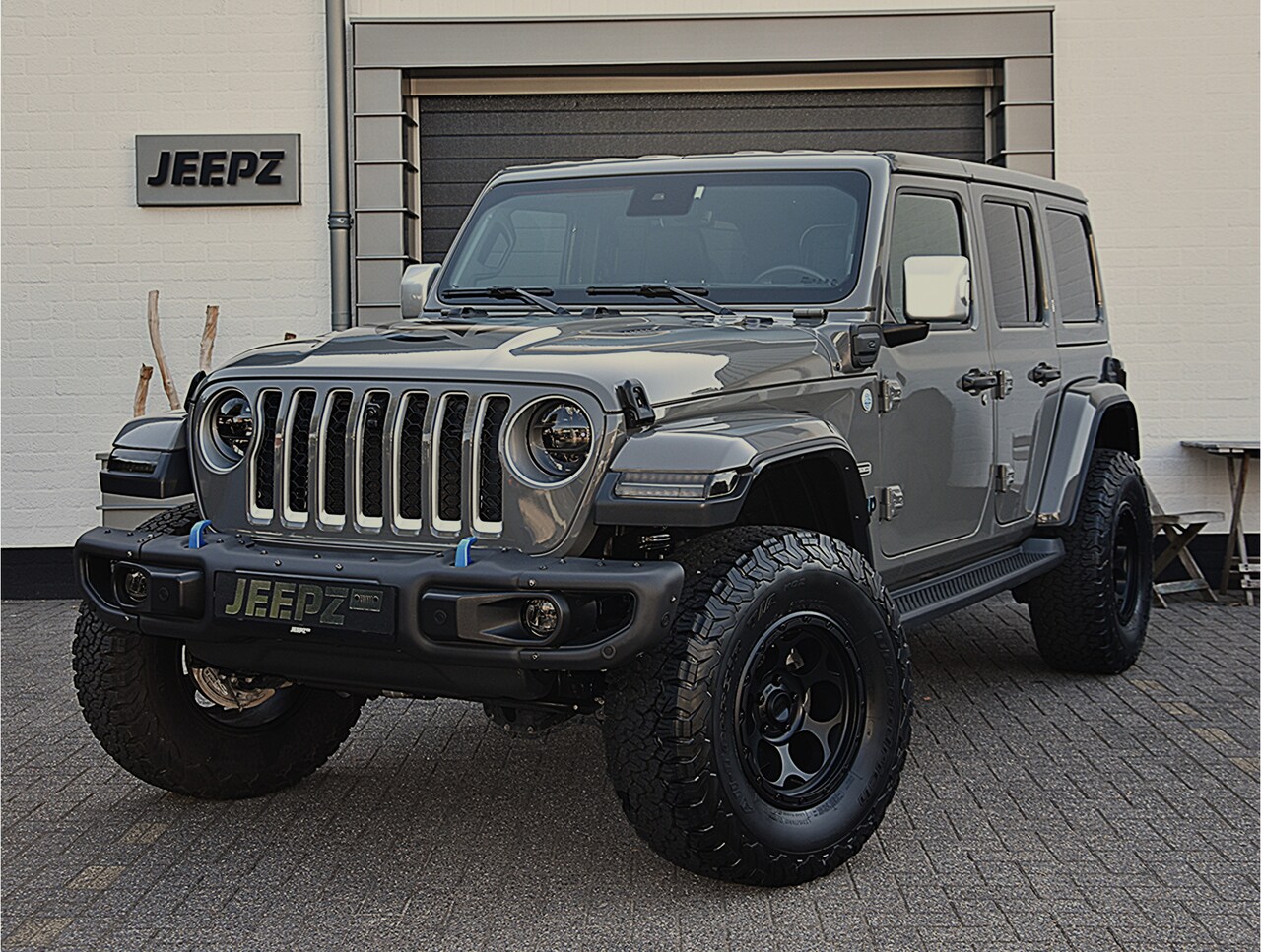 Jeep Wrangler Unlimited - 4xe 380 Overland / Liftkit / KMC velgenset - AutoWereld.nl