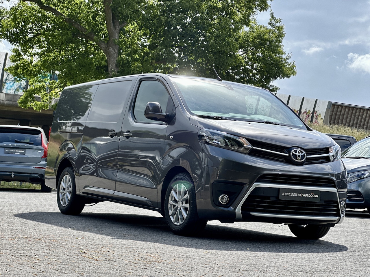 Toyota ProAce Worker - 2.0 D-4D Automaat | 2x schuifdeur | Professional | Long | Leer | Navigatie | Camera | Trek - AutoWereld.nl