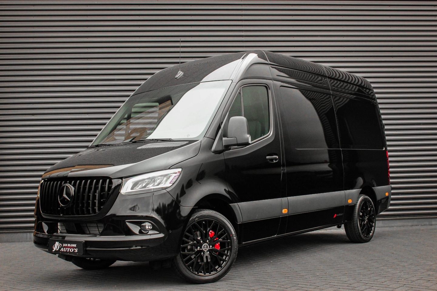 Mercedes-Benz Sprinter - 319CDI L2H2 RWD 190PK FULL BLACK JB- EDITION / 3500KG / NEW / DIRECT RIJDEN / NAVIGATIE / - AutoWereld.nl