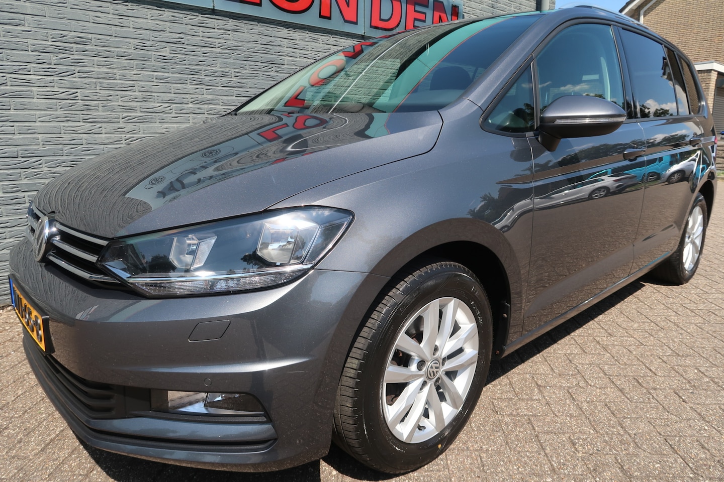 Volkswagen Touran - 1.4 TSI Highline 7p Zeer nette en complete auto met Geïntrigeerde  kinder verhoging - AutoWereld.nl