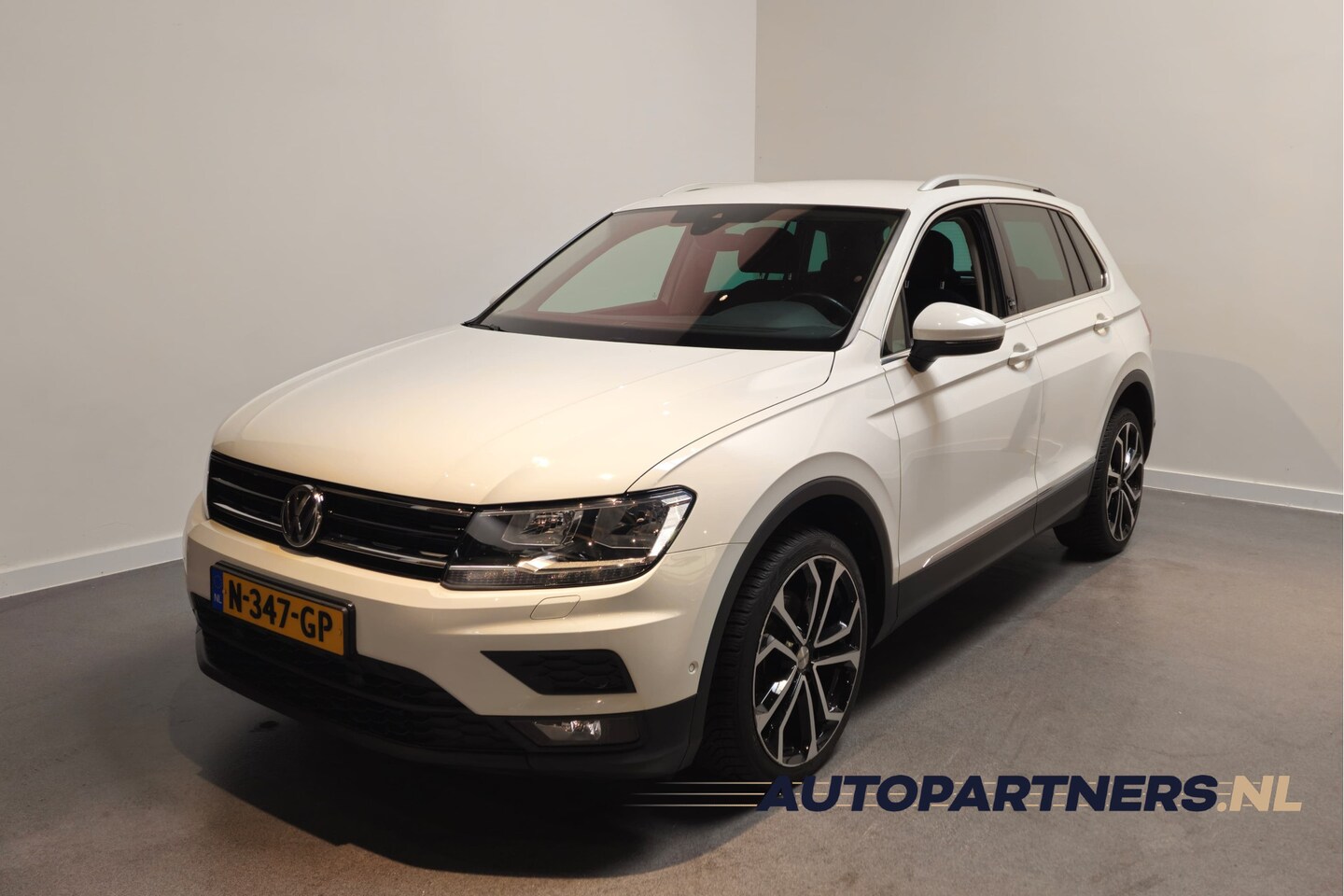 Volkswagen Tiguan - 1.4 TSI Comfortline Business - Stoel/stuurverwarming - Apple carplay/android auto - Climat - AutoWereld.nl