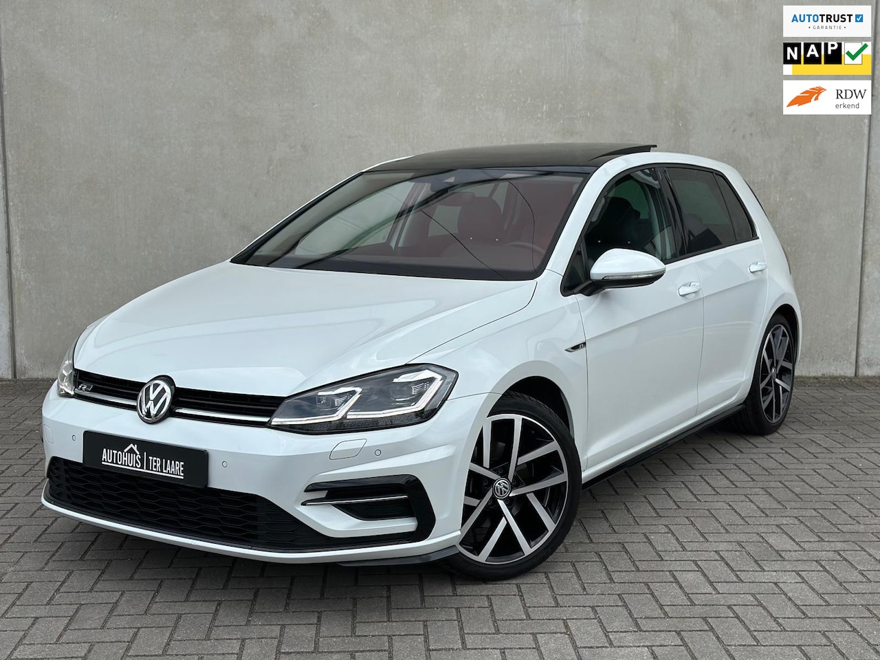 Volkswagen Golf - 1.5 TSI R-Line DSG Pano Leder Trekh LED 18'' - AutoWereld.nl