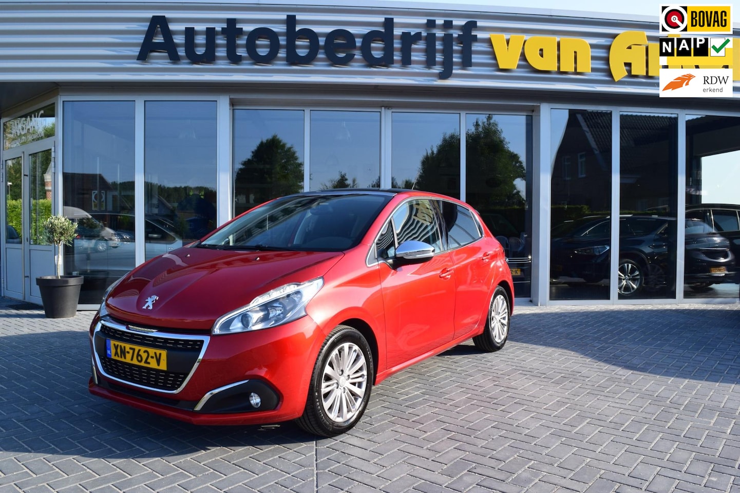 Peugeot 208 - 1.2 PureTech Allure panoramadak - AutoWereld.nl
