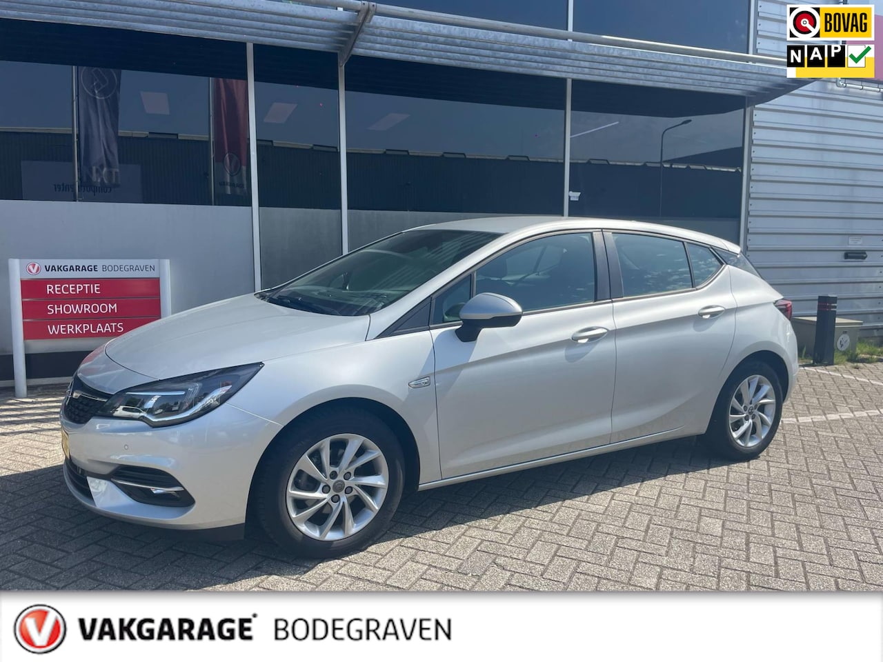 Opel Astra - 1.2 Edition / camera / navigatie / trekhaak - AutoWereld.nl
