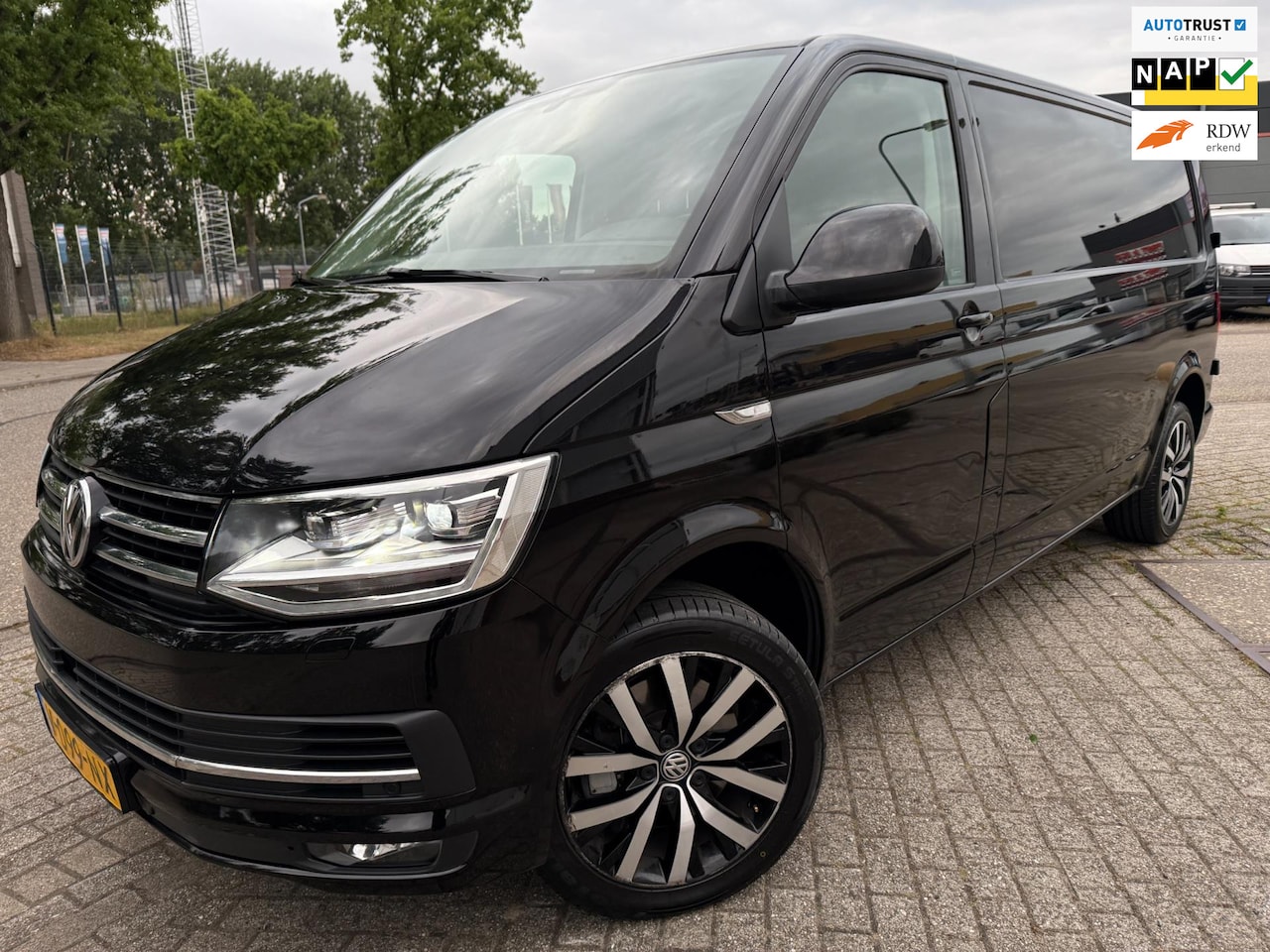 Volkswagen Transporter - 2.0 TDI 2018 204PK! L2 LANG ACC LEDER CARPLAY NAP - AutoWereld.nl