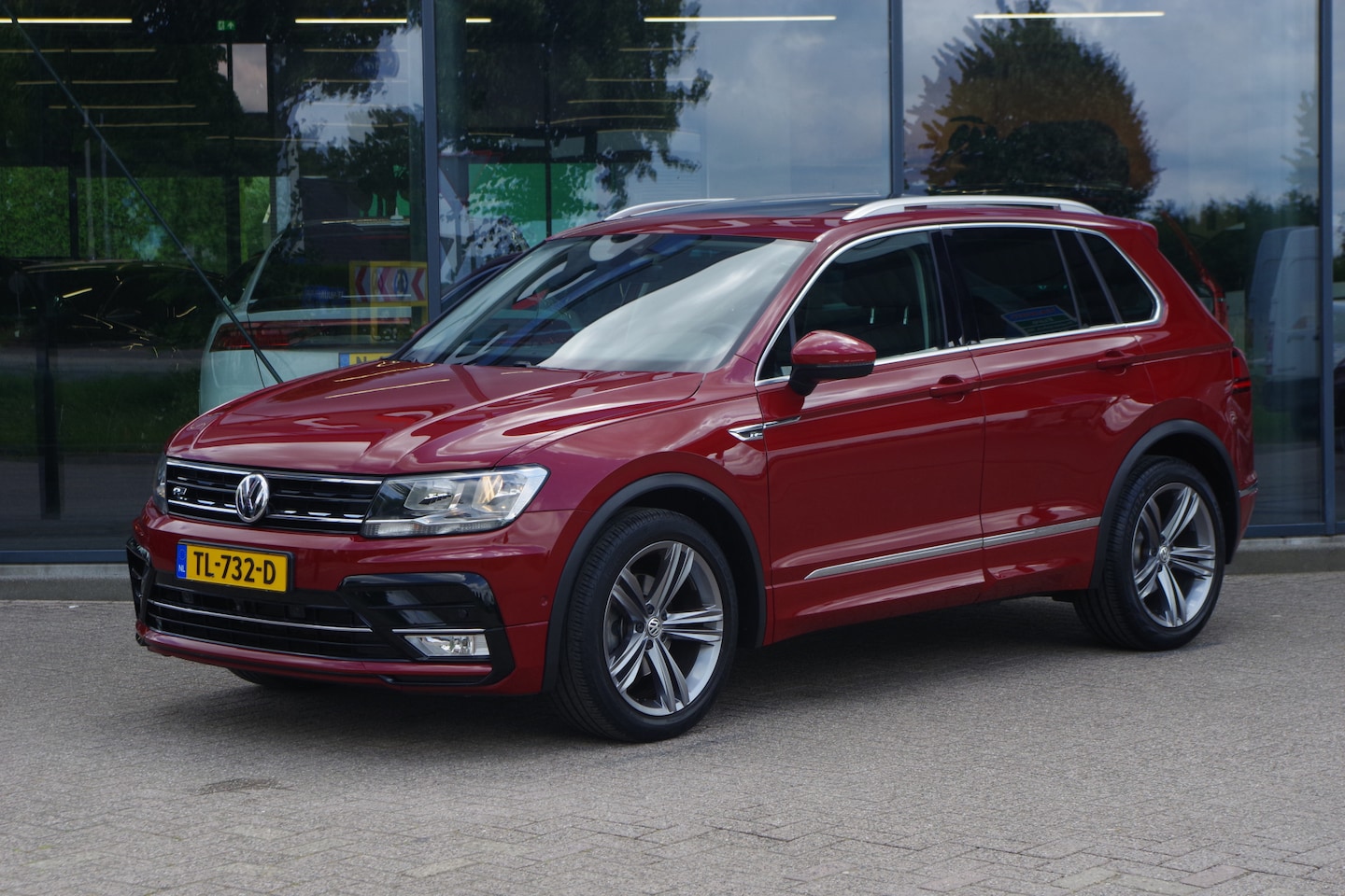 Volkswagen Tiguan - 1.4 TSI 125 PK R-Line Comfortline Business, Panoramadak, Trekhaak, Leder, Memory, Carplay - AutoWereld.nl
