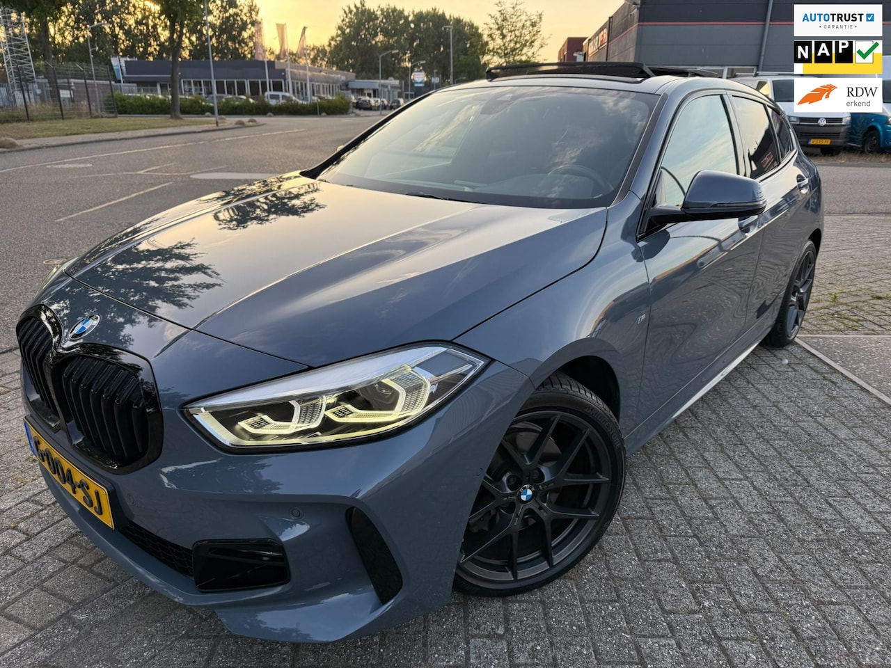 BMW 1-serie - 118i M-Edition M-VELGEN PANO ALCANTARA CARPLAY NAP HISTORIE - AutoWereld.nl