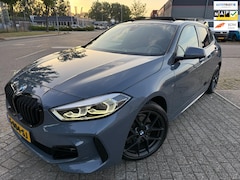 BMW 1-serie - 118i M-Edition M-VELGEN PANO ALCANTARA CARPLAY NAP HISTORIE
