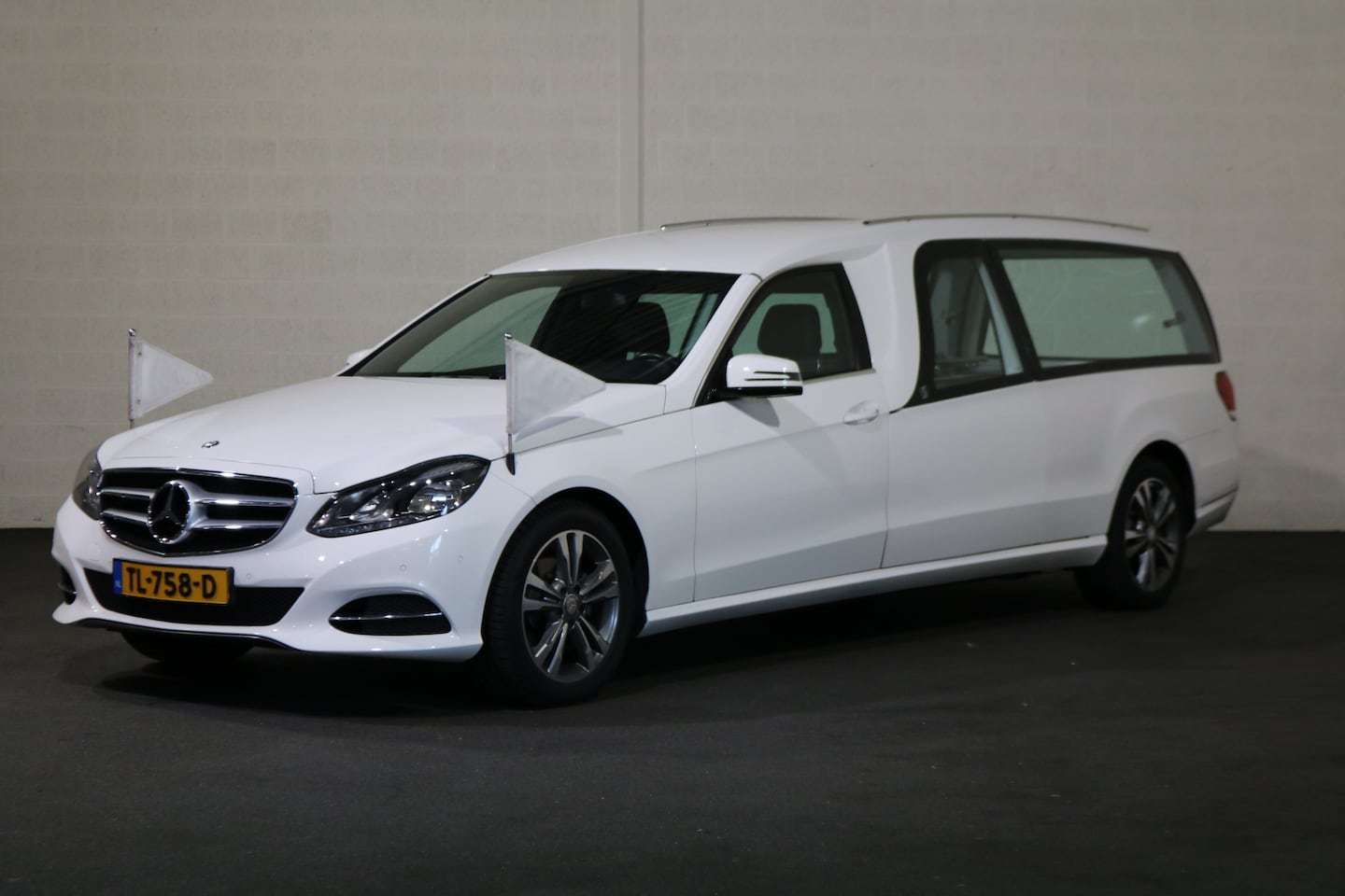Mercedes-Benz E-klasse - 200d Indus Eneexis Begrafenisauto - AutoWereld.nl