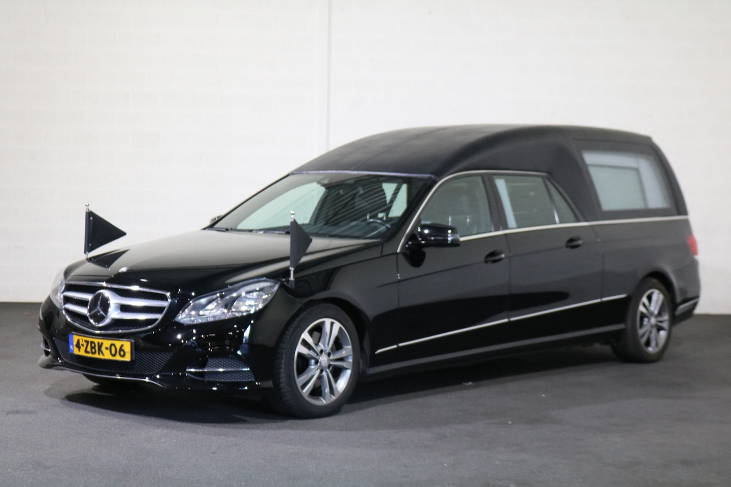Mercedes-Benz E-klasse - 300 Hybride Begrafenisauto - AutoWereld.nl