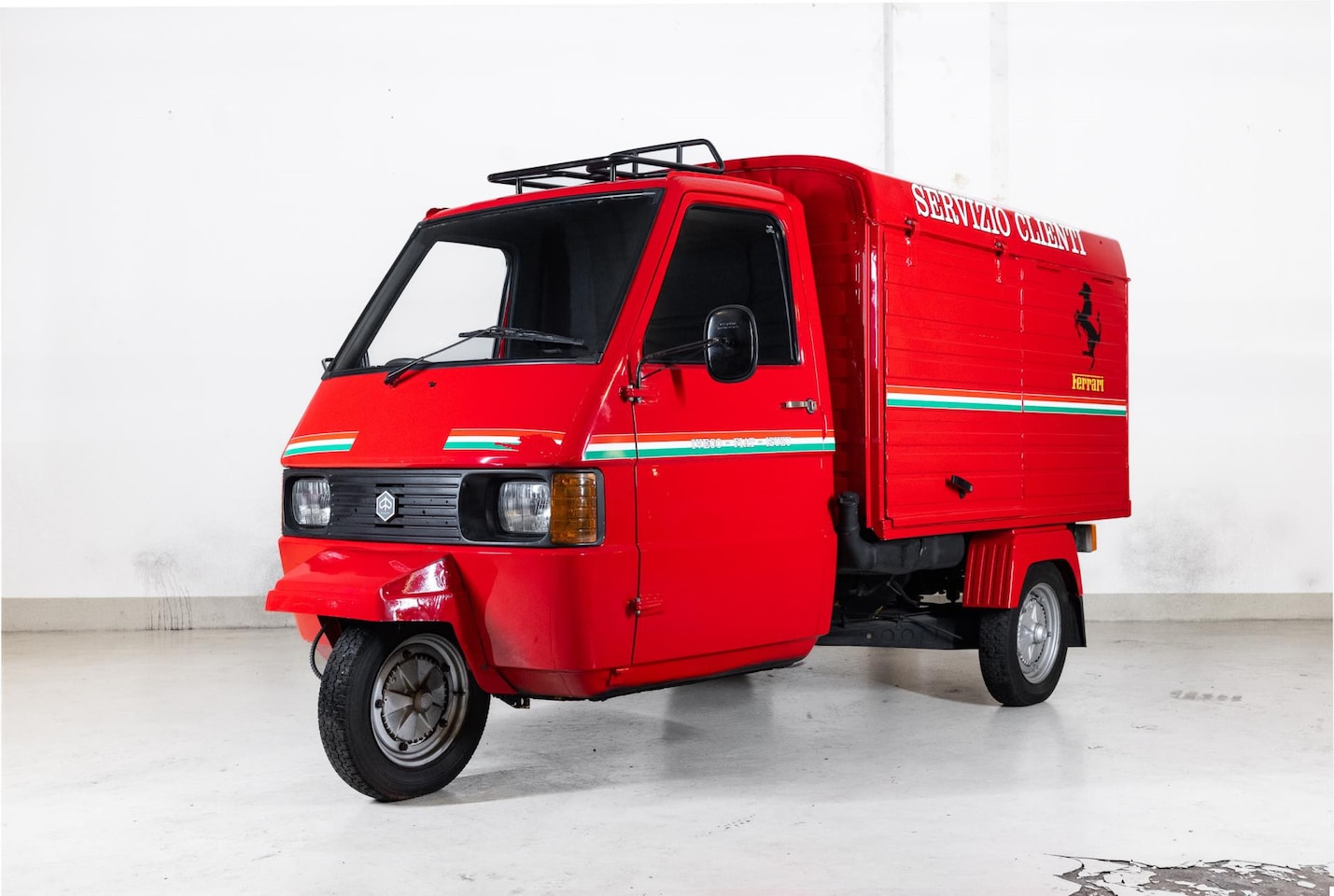 Piaggio Ape - - Ferrari Coffee Service - Carbon Interior - - AutoWereld.nl