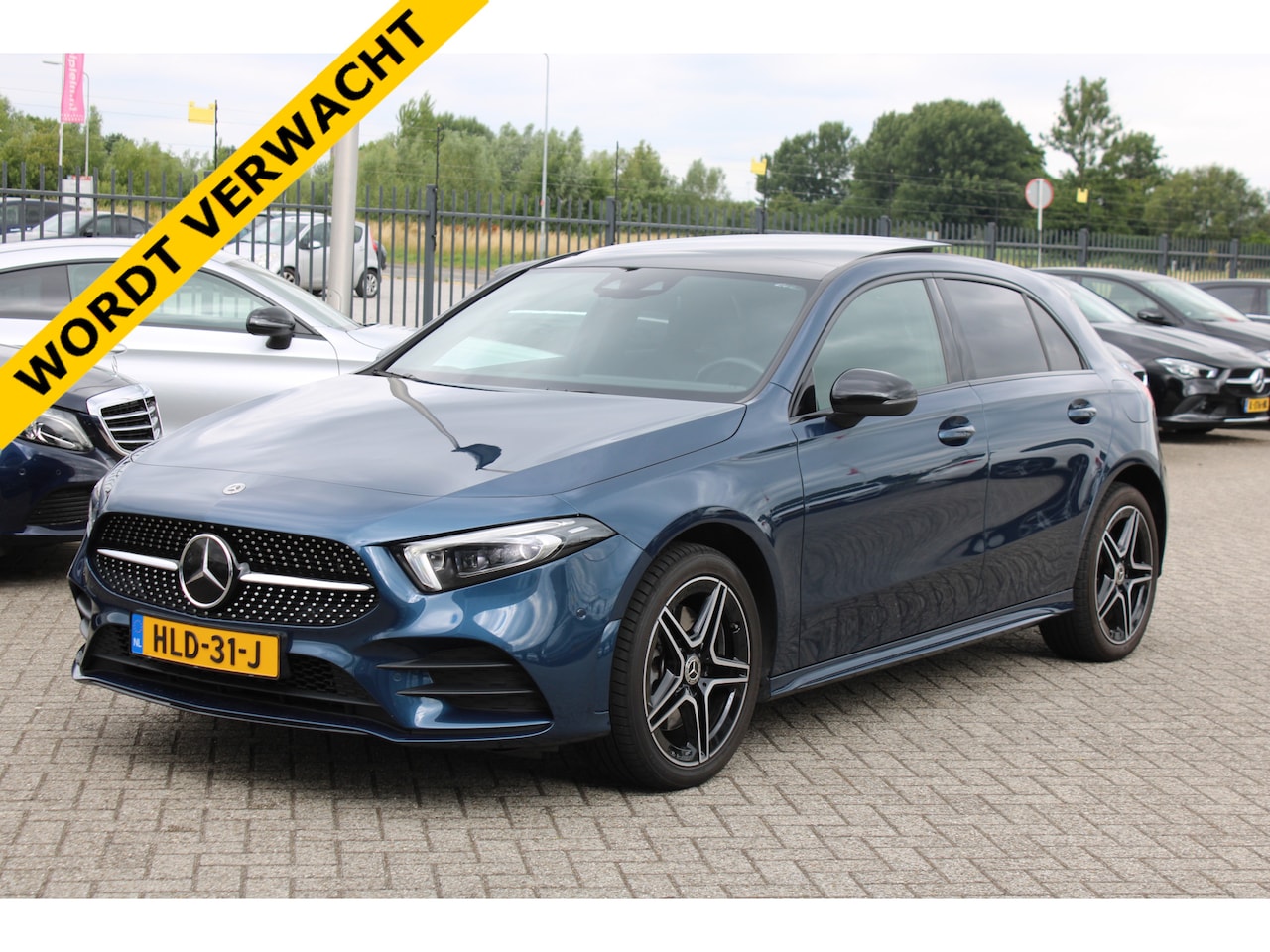 Mercedes-Benz A-klasse - 250e AUT8 AMG NIGHT PANORAMADAK SFEER DISTRONIC TREKHAAK - AutoWereld.nl